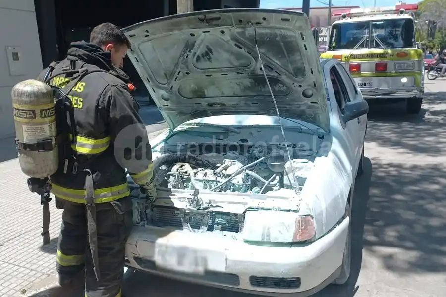 Un auto se prendió fuego en un taller mecánico y a metros de una estación de servicio