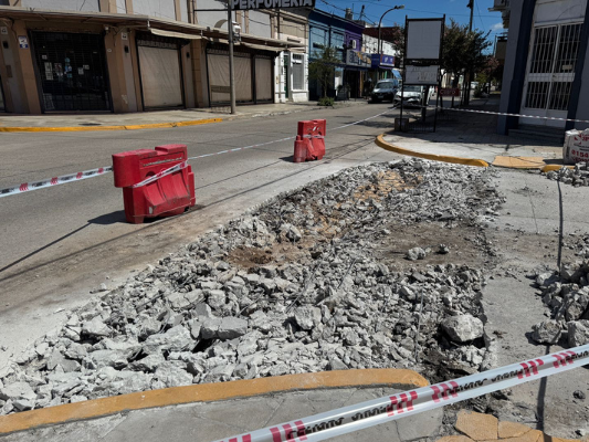 Personal municipal repara el "cráter" de Mitre y Riobamba
