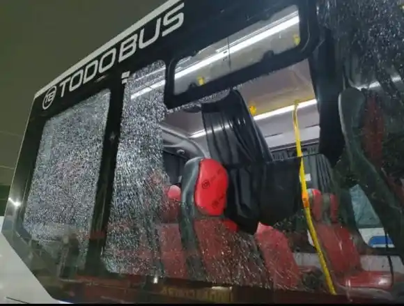 Atacaron un colectivo de la línea 57 que no adhirió al paro en General Rodríguez: le rompieron los vidrios a piedrazos