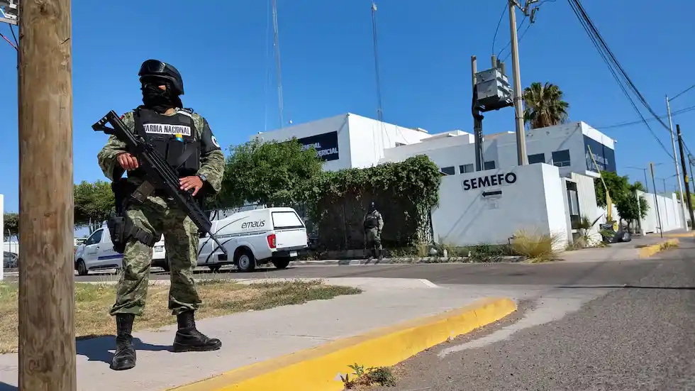 Aparecieron 20 cuerpos en Sinaloa: cuatro colgados y decapitados y 16 dentro de una camioneta