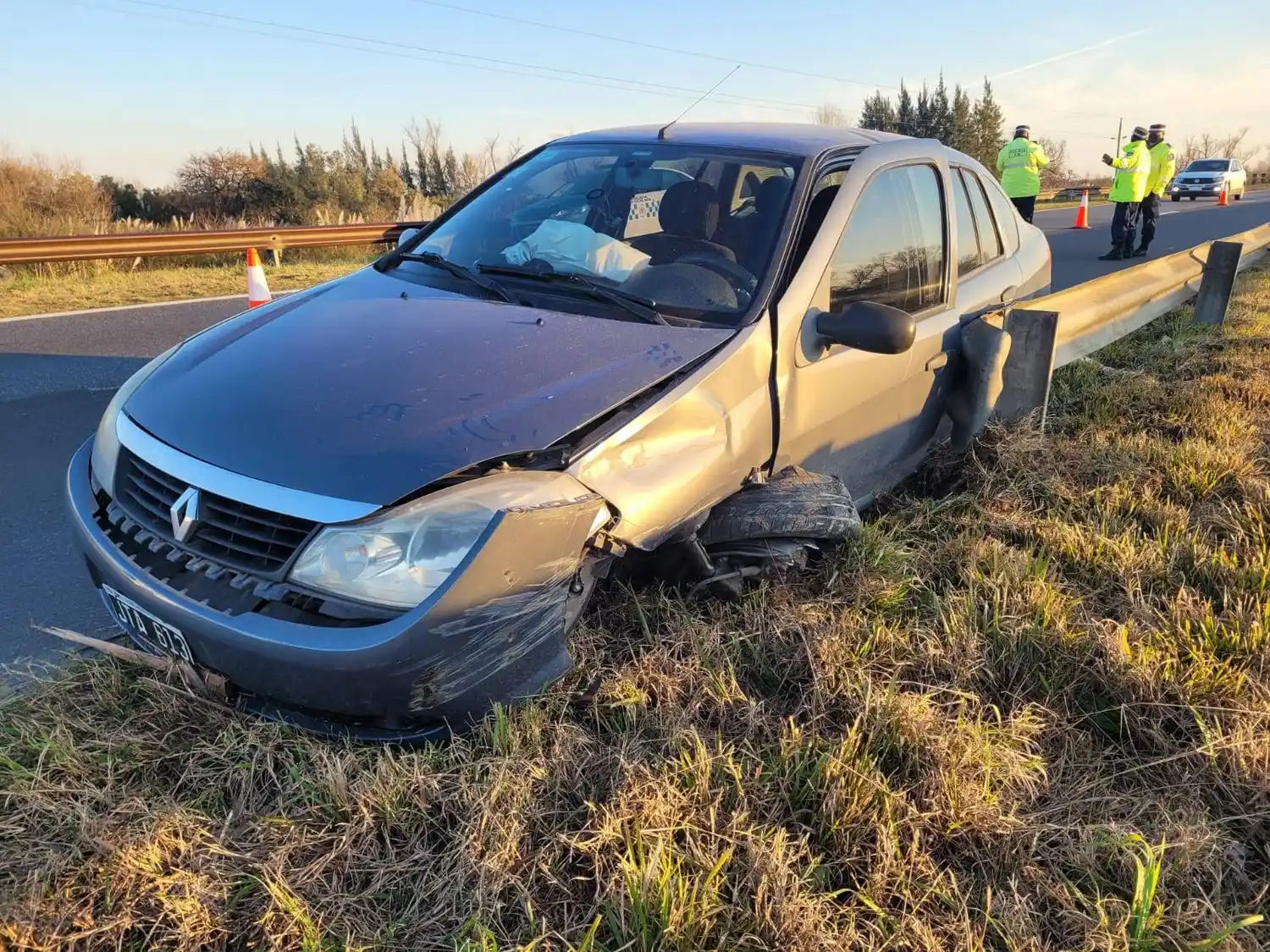 Un auto perdió el control y chocó contra el guardarrail en la Ruta 12