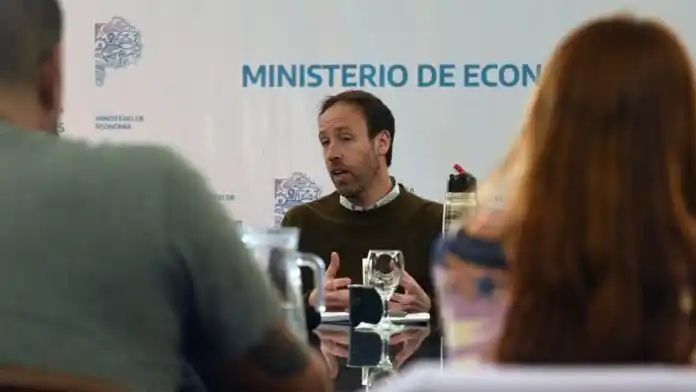 Solo en mayo, los ingresos de origen nacional cayeron un 25% interanual, descontando las compensaciones del Consenso Fiscal.