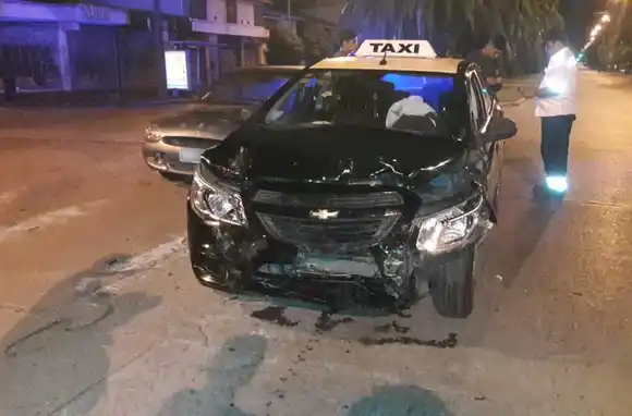 Un hombre alcoholizado protagonizó un fuerte choque contra un taxi