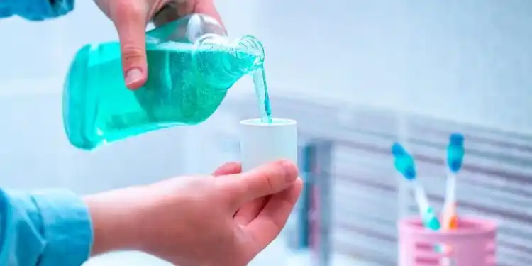 Estudio revela que enjuague bucal reduce la carga viral del COVID-19