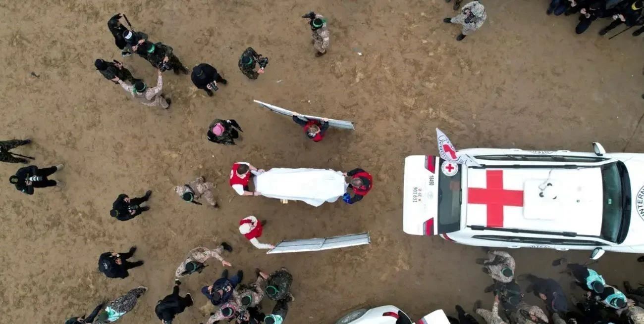 Ataúdes de rehenes fallecidos escoltados por Israel tras entrega a la Cruz Roja en Gaza. Foto: Reuters