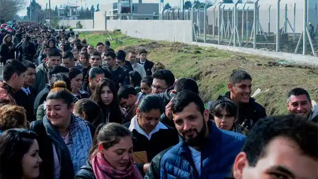 Más de un kilómetro de fila para entrar a trabajar en la cárcel
