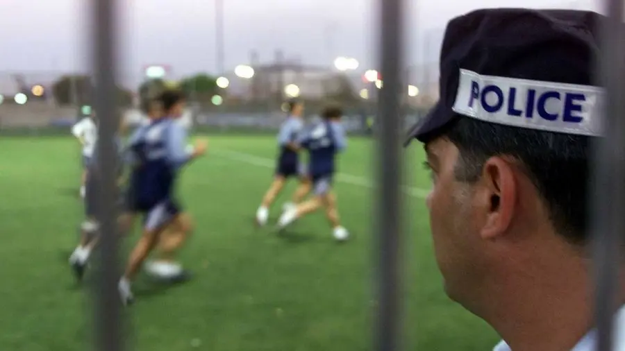Un futbolista amenazó a su entrenador con una pistola