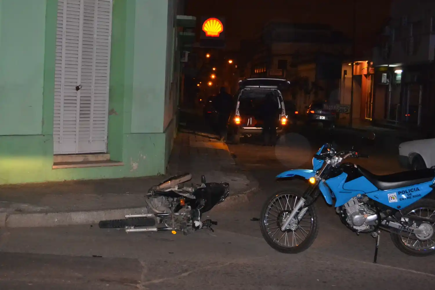 Chocó a un motociclista y huyó