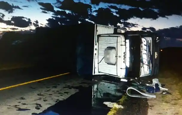Volcó un camión: un gualeguaychuense resultó herido 