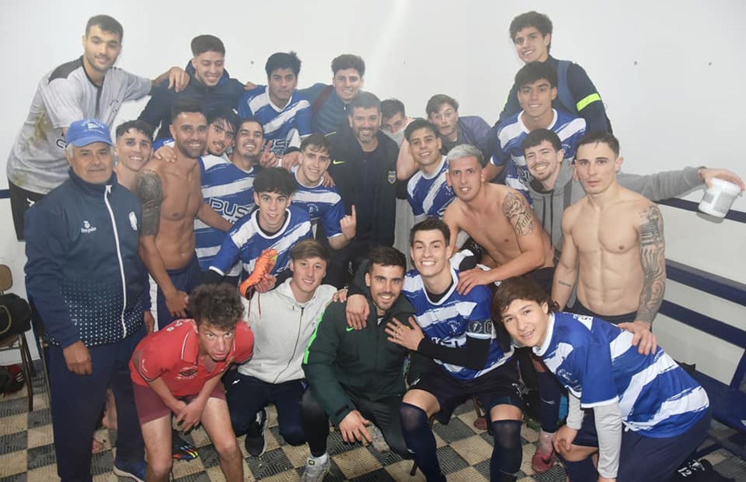 Festejo del "Tren Blanco" que sabe que sólo con un empate se aseguran su lugar en la promoción. Foto: Alberto Carmana