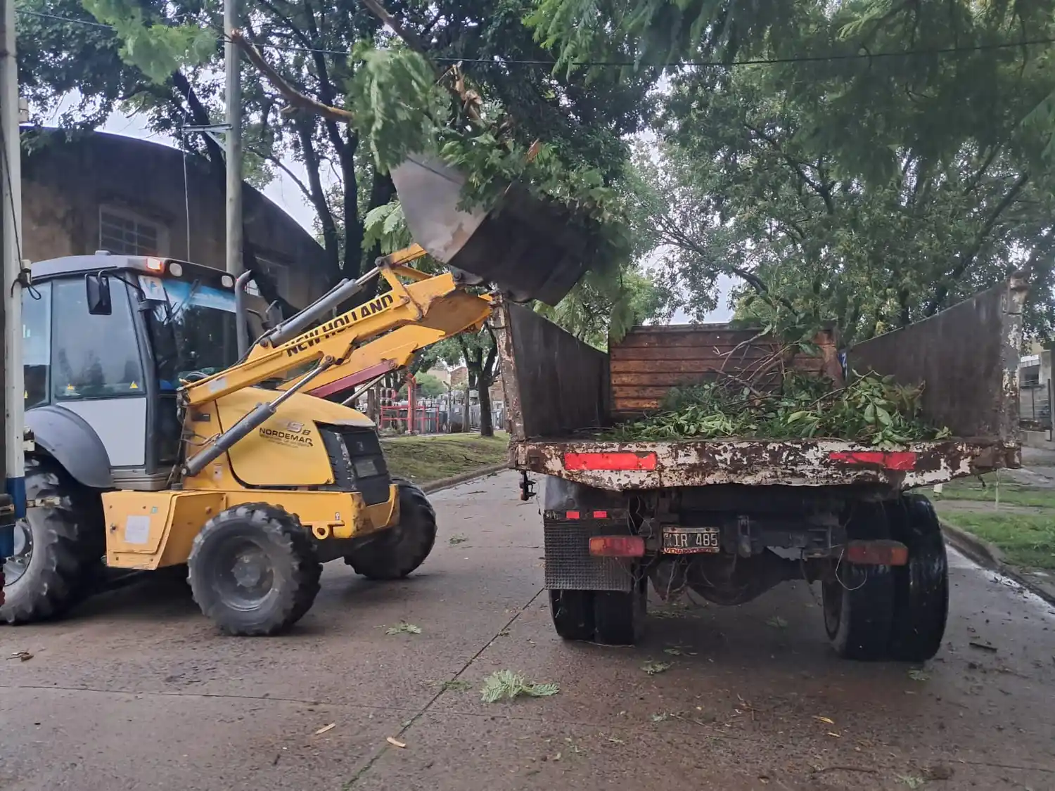 Toda la maquinaria municipal trabajando en las zonas afectadas.