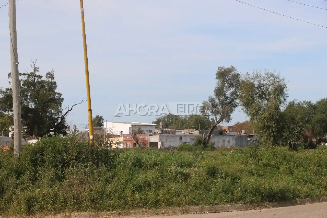 Esquina de 9 de Julio y Montana donde se registró el hecho. En el lugar hay un descampado sin iluminación alguna.