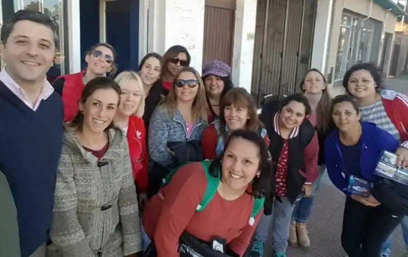 El oficialismo recorre los barrios y entrega boletas. Charla de Calcabrini