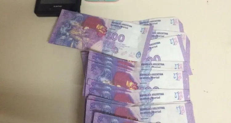 Detienen a sospechoso de comprar un celular con dinero falso