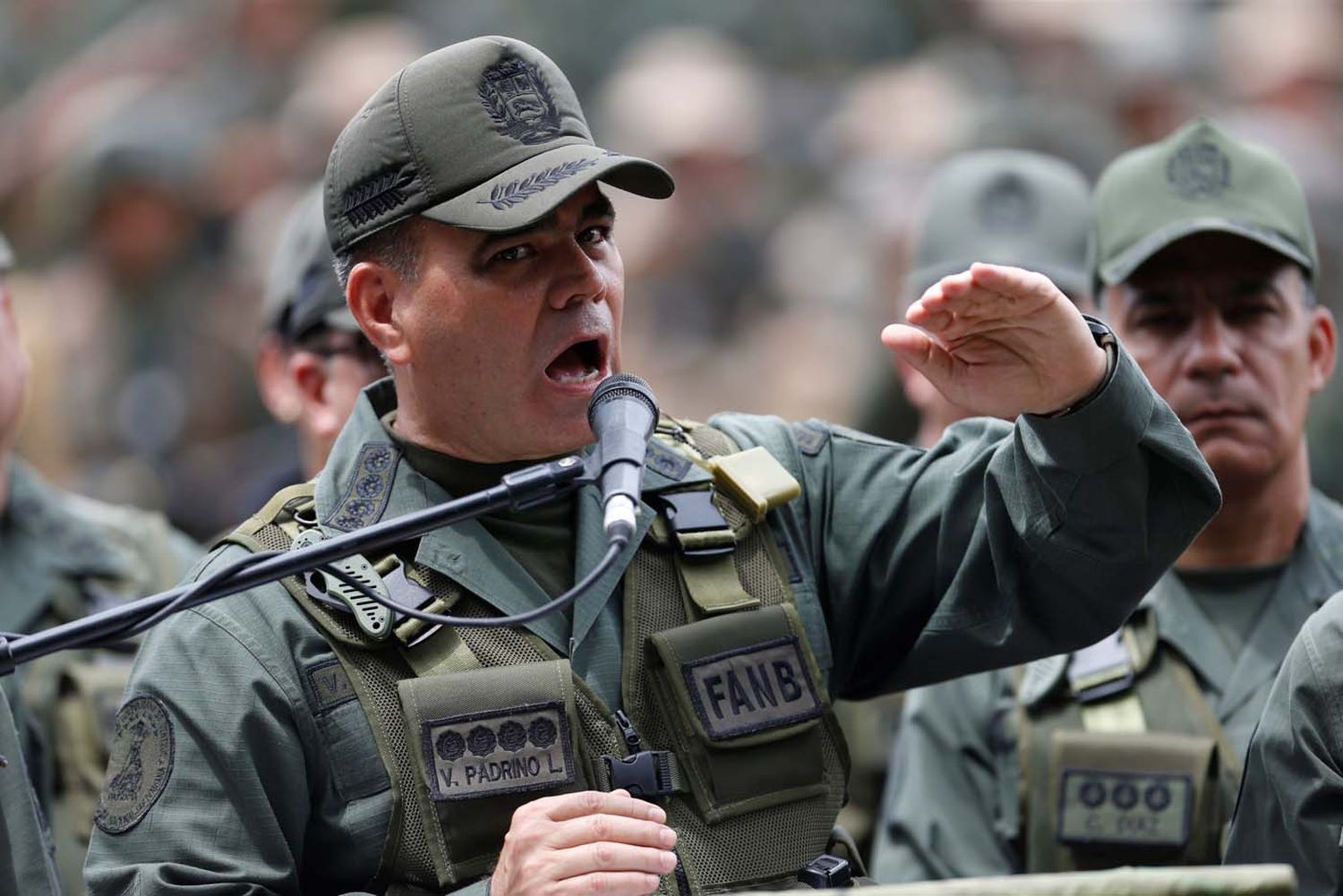 Otra amenaza de Padrino López: «Las armas las tenemos nosotros»