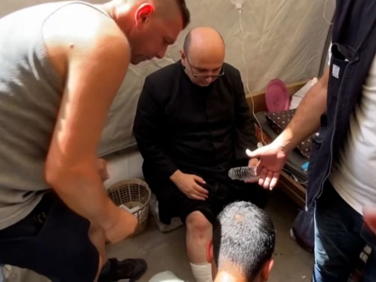 Bombardearon la única iglesia católica en Gaza e hirieron al párroco argentino Gabriel Romanelli