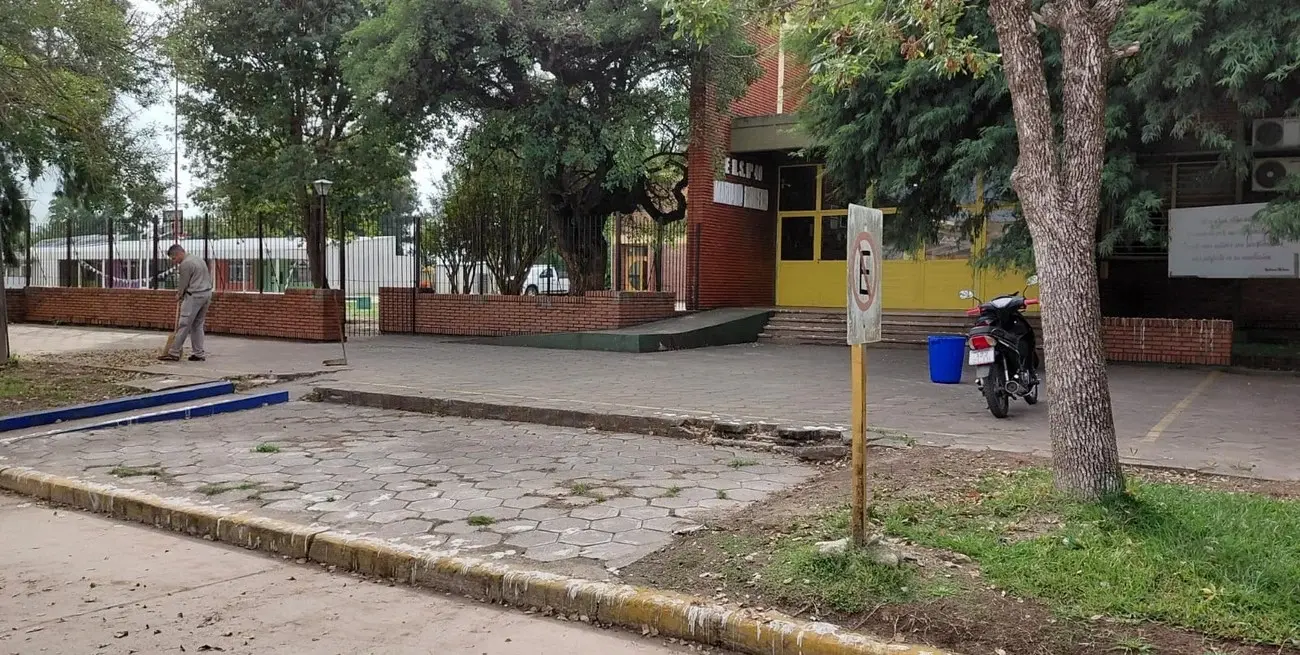 Durante dos semanas, la escuela permaneció cerrada y bajo custodia policial como escena del crimen.