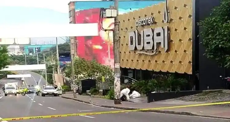 Salió a rumbear en Medellín y nunca regresó a su casa: a balazos matan a venezolano frente a una discoteca