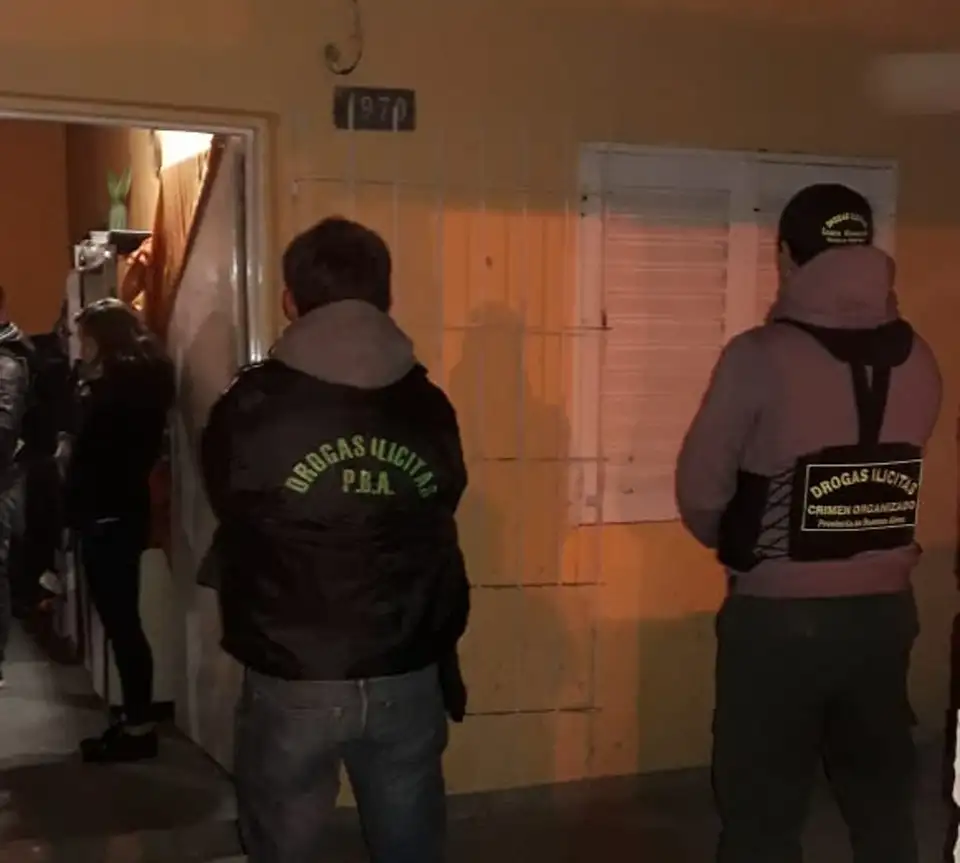 Estaba detenida y vendía droga junto a su hijo en su domicilio en La Movediza