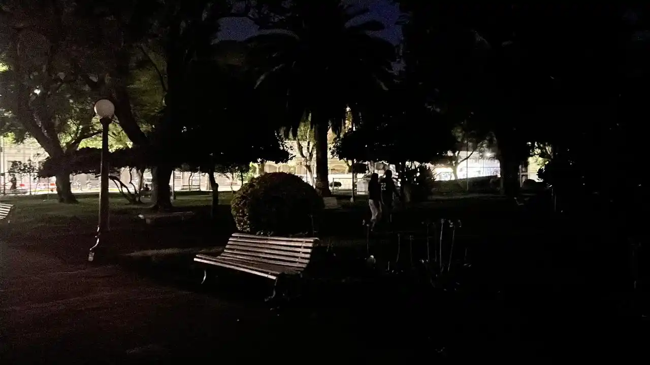 plaza 25 de mayo a oscuras sin energía electrica sin luz - 3