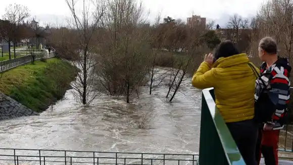 LLUVIAS EN MADRID CAUSAN ALARMA por desbordamiento del río Manzanares (VIDEOS)