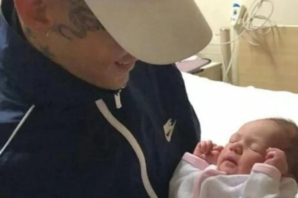 L-Gante organizó una caravana para darle la bienvenida a su hija Jamaica