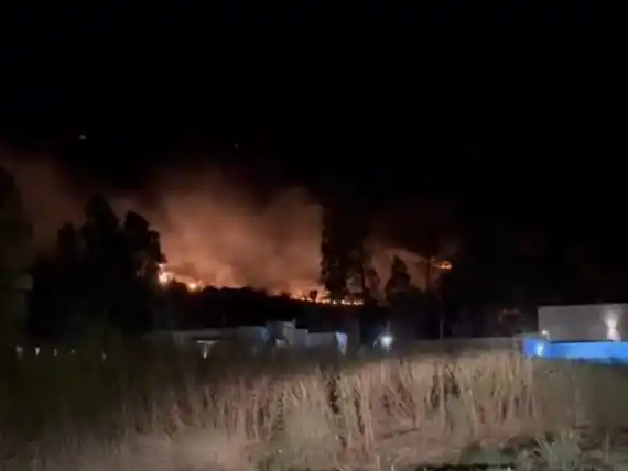 Bomberos trabajaron casi siete horas para apagar un incendio en la zona de El Calvario
