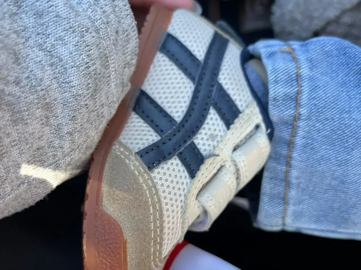 Zapatilla perdida por calle Almafuerte