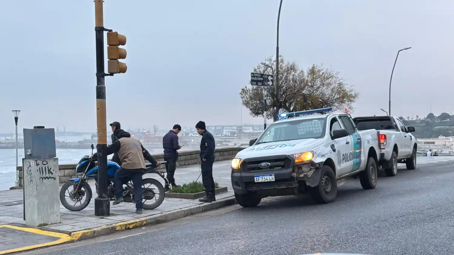 El asfalto, que se encontraba húmedo al momento del incidente, habría contribuido al despiste.
