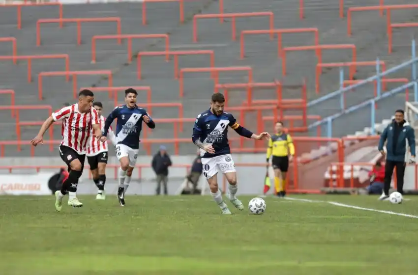Con todo en contra, Alvarado consiguió un puntazo ante el "Santo"