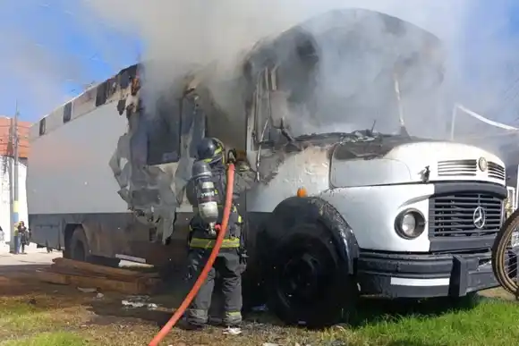 Un camión se prendió fuego y terminó con daños materiales en zona sudoeste
