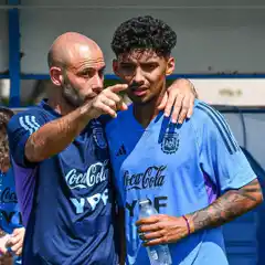 Argentina va por la victoria y el pasaje al cuadrangular