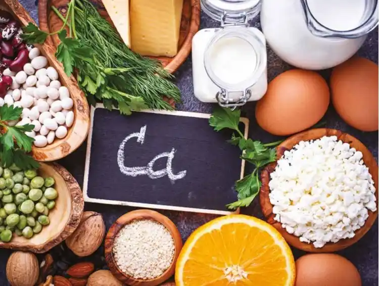 Fuentes variadas de calcio: lácteos, semillas, legumbres, verduras y frutas que ayudan a mantener huesos fuertes y un cuerpo saludable.