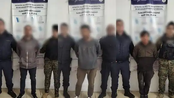 Intentaron robar una moto y simularon ser indigentes que dormían en la calesita de la Plaza Colón