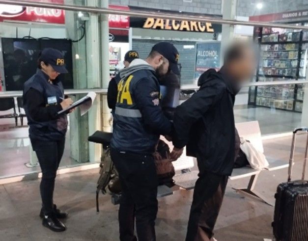 El detenido hablaba fluidamente en español, lo que facilitó su identificación.