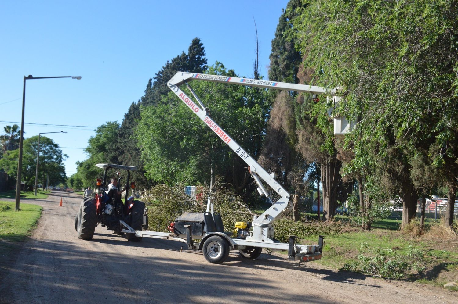 Personal municipal realizando poda en altura.