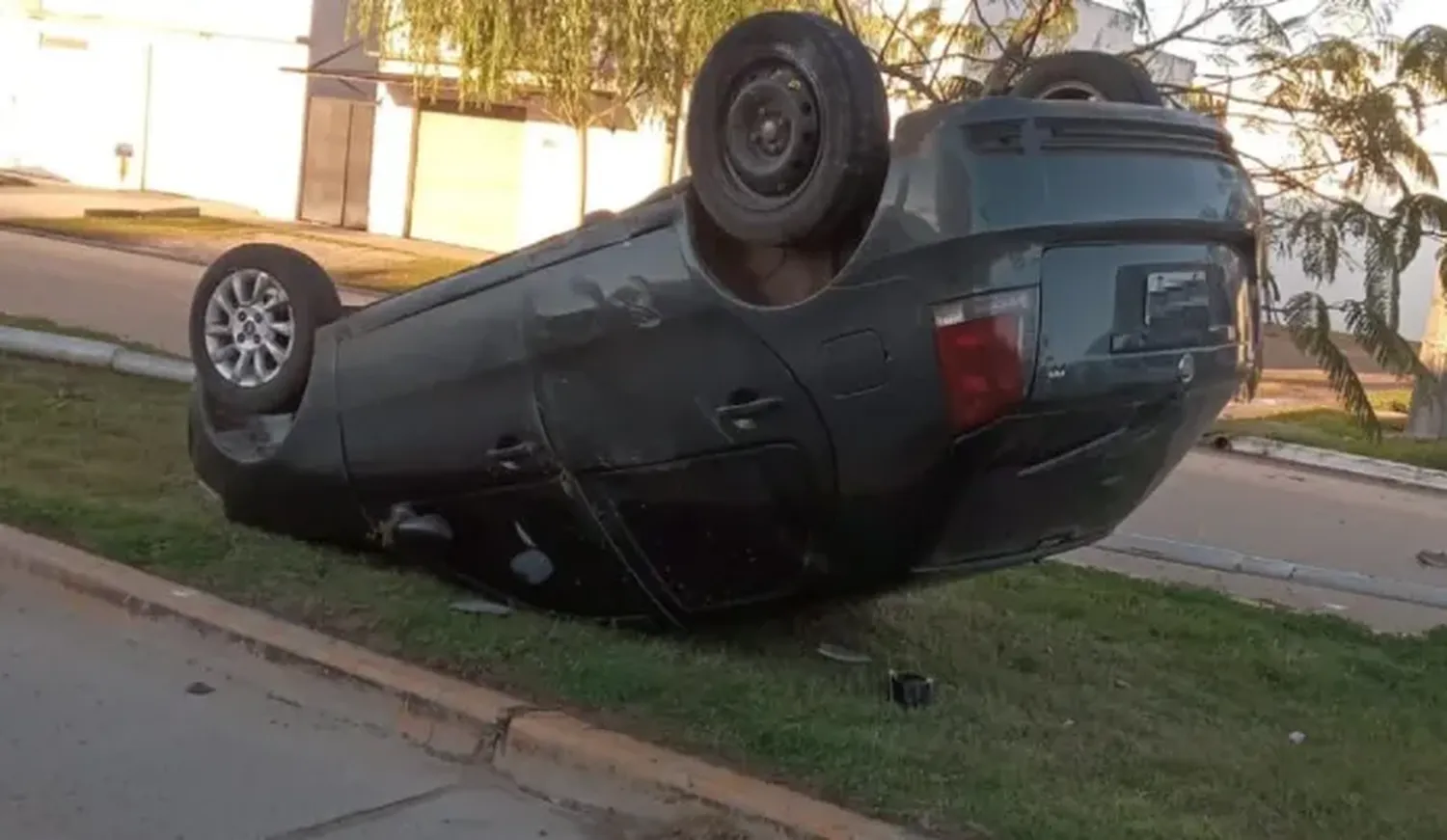 Un hombre manejaba borracho, se estampó contra un poste y terminó volcando