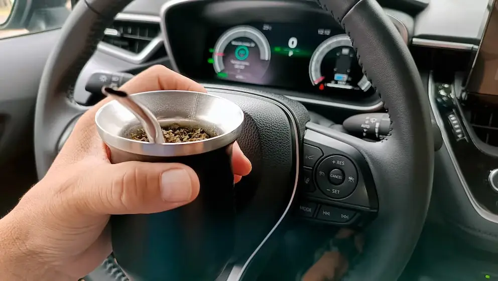 Una provincia aplicará multas de hasta $500.000 a quienes conduzcan tomando mate