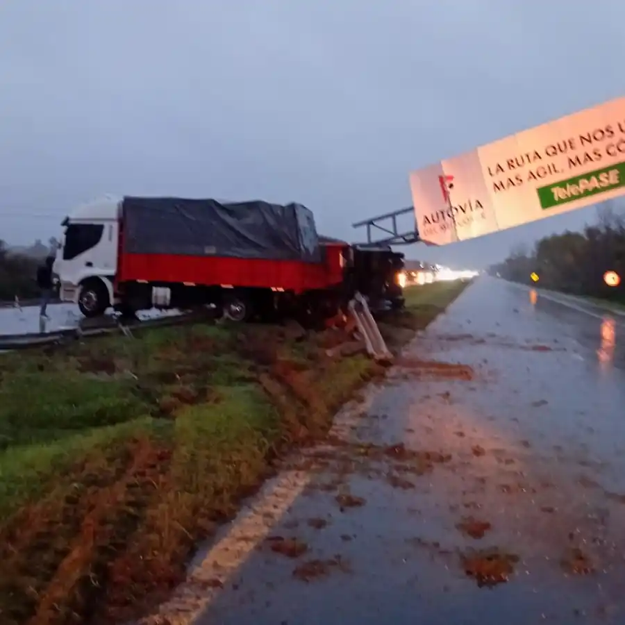 Habilitaron un carril de tránsito en la Ruta Nacional 12 tras el vuelco de un camión en Ibicuy