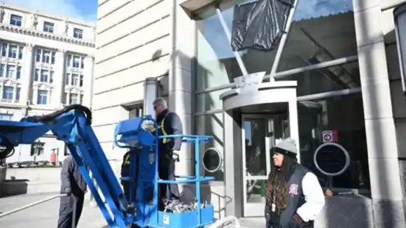 La USAID DESAPARECE en Washington: como primer paso, retiran el letrero de su sede central