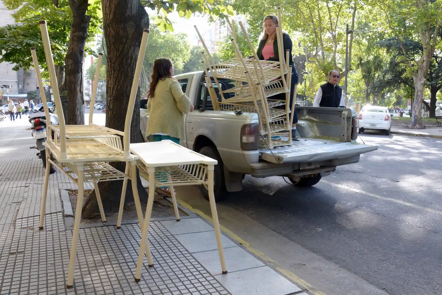 Comenzaron a distribuir el nuevo mobiliario para escuelas provinciales