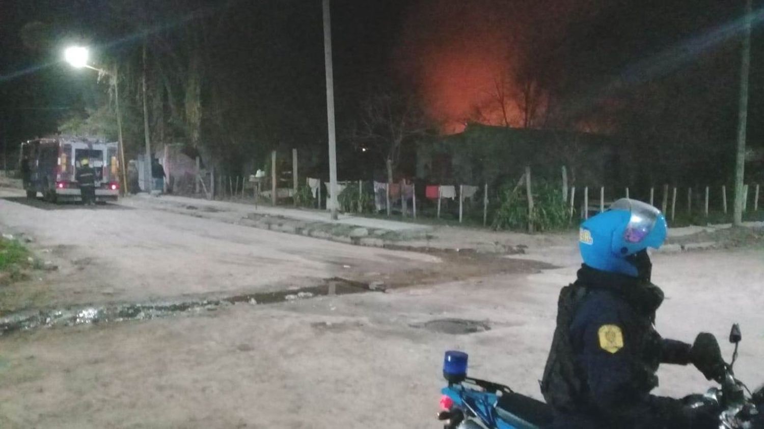 Junto a Bomberos Voluntarios, la Policía llegó al lugar 