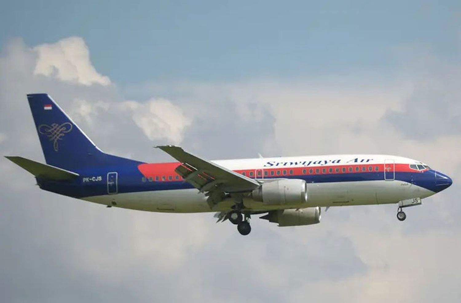 Desapareció un avión con más de 50 personas a bordo: cayó más de 3 mil metros a minutos del despegue