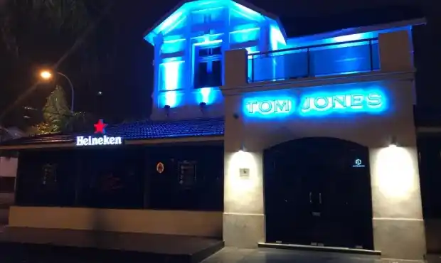 Necochea: Lo echaron de un bar por besarse con otro joven y no le tomaron la denuncia