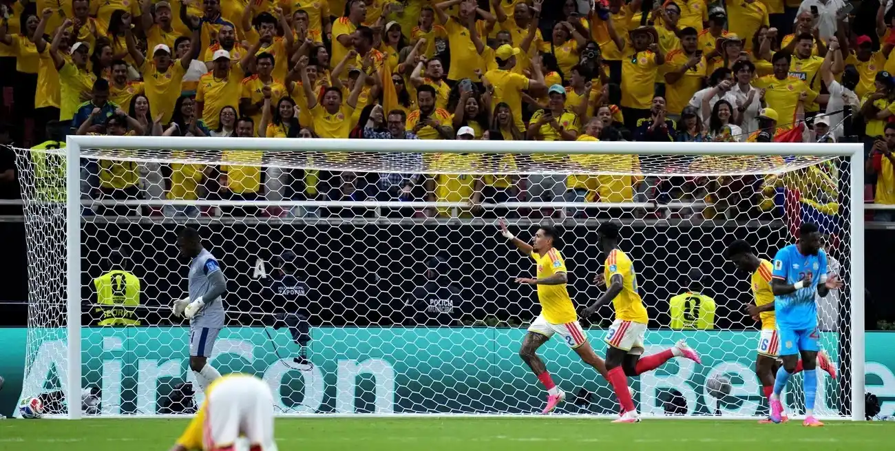 Colombia, festejando su anotación durante el partido del Grupo K. Créditos: Xinhua/Martín Zabala