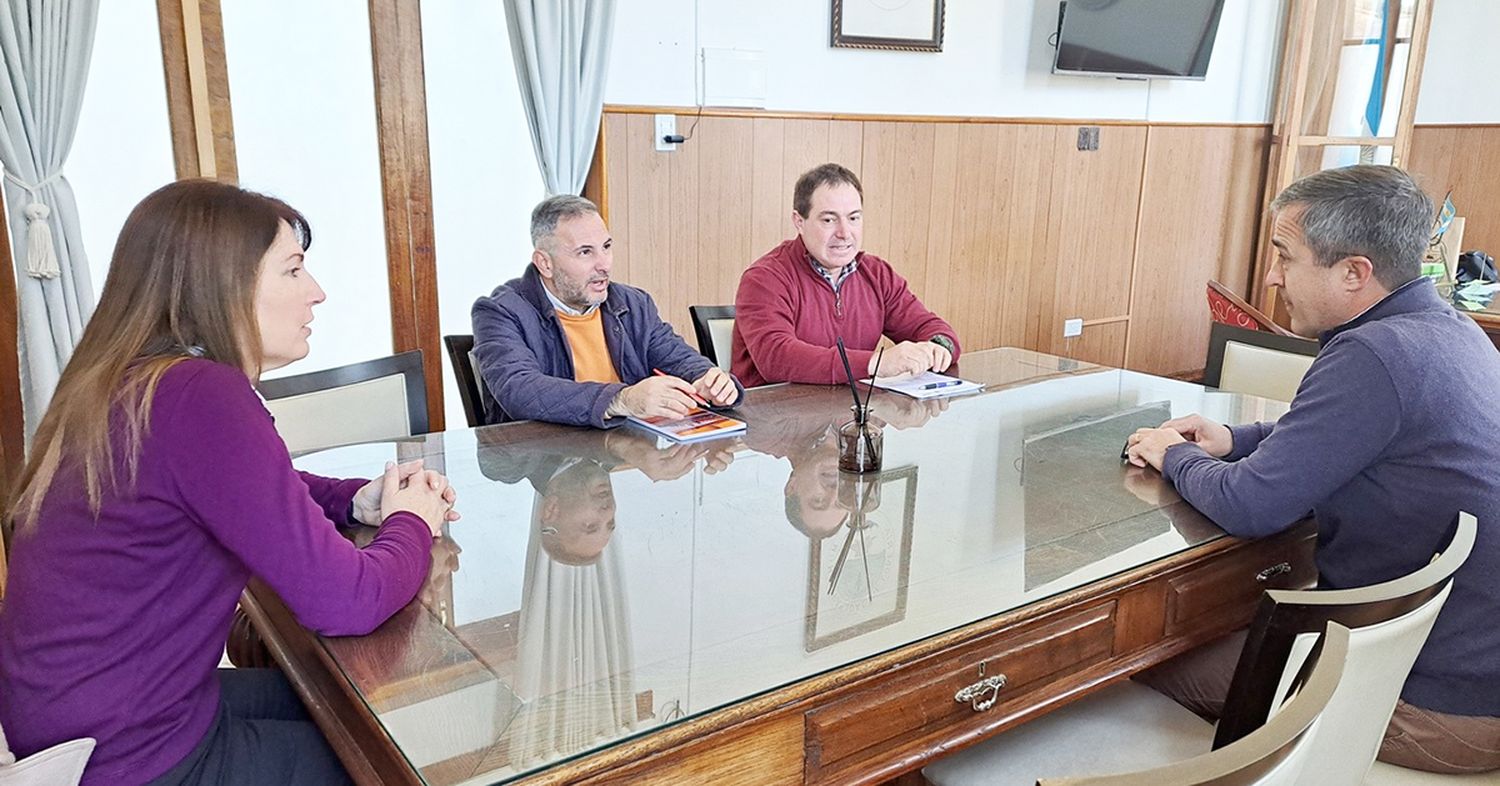 Recepción. El intendente con autoridades de Independiente