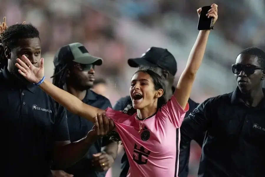 La adolescente que abrazó a Messi en medio de un partido reveló cómo ideó el plan para meterse a la cancha