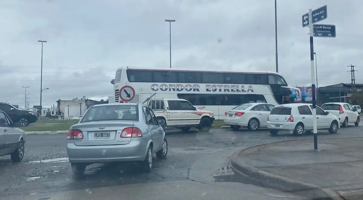Un colectivo chocó por alcance a un vehículo.