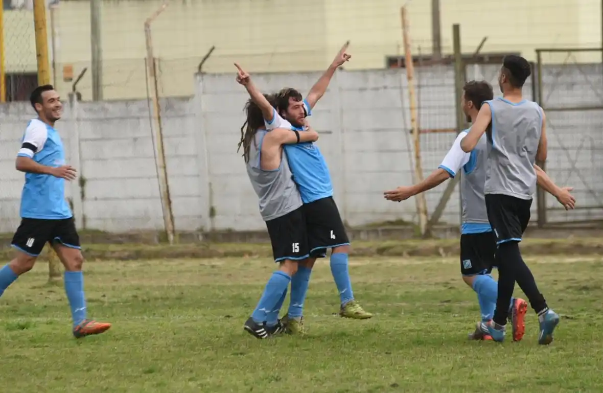 Defensores ganó sobre el final y quedó a un paso del título