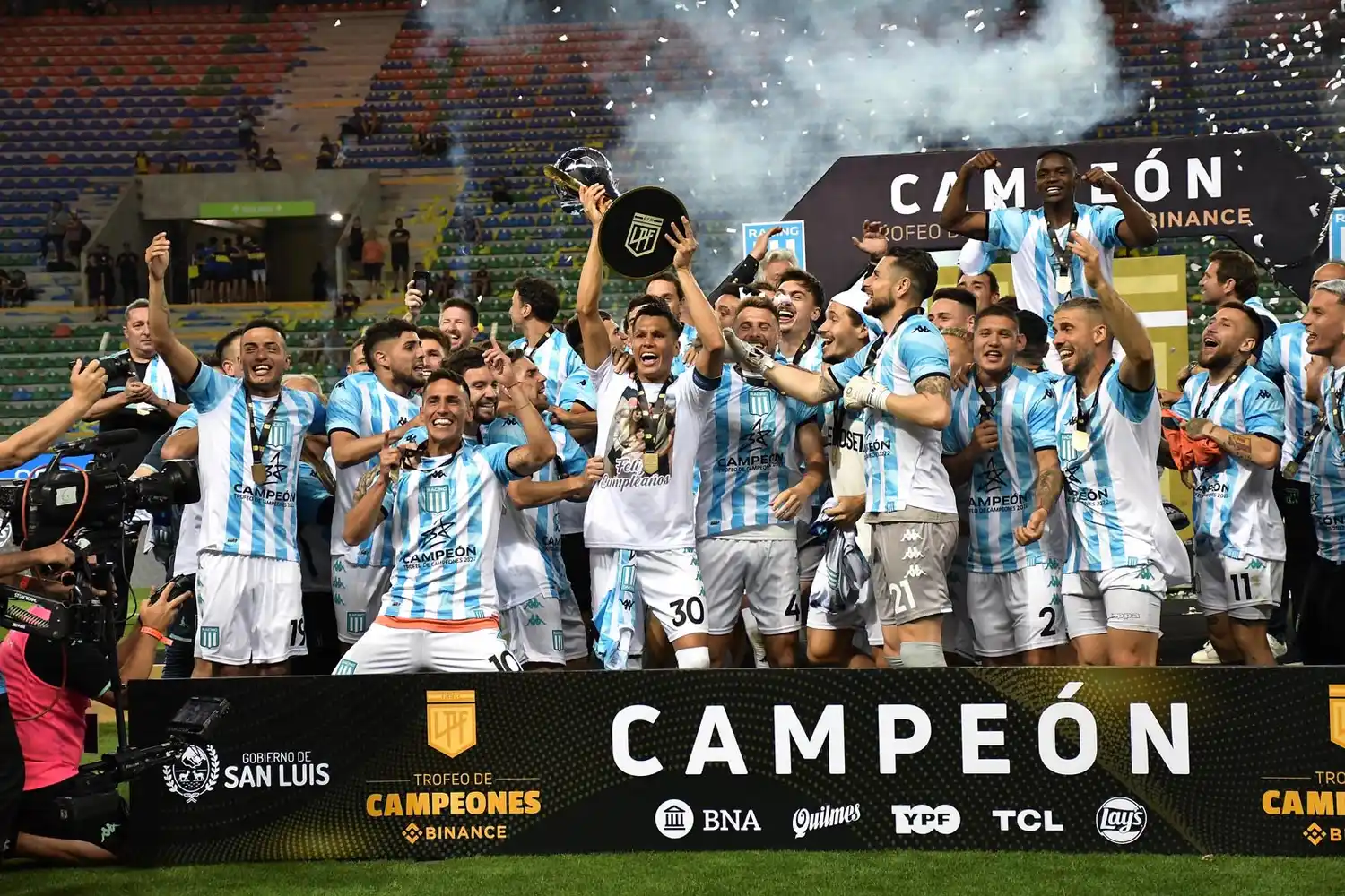Racing se llevó el Trofeo de Campeones en el suplementario y con final de escándalo